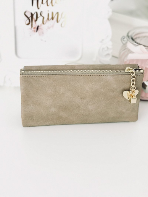 Великий жіночий гаманець бежевого кольору з брелоком у формі серця