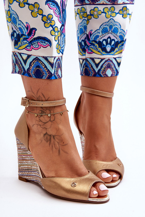 Шкіряні босоніжки на танкетці Laura Messi 2603/784 золото