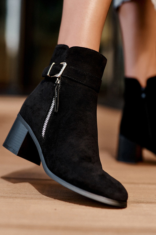 Чорні шкіряні чоботи з каблуком із пряжкою