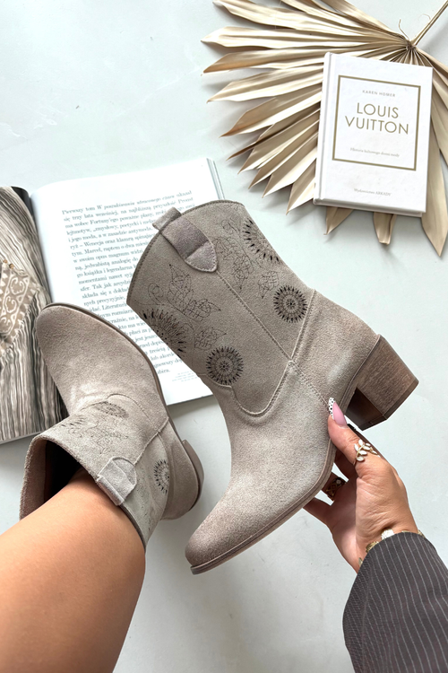 Замшеві шкіряні жіночі чоботи з отворами Zazoo 3844 Cappuccino