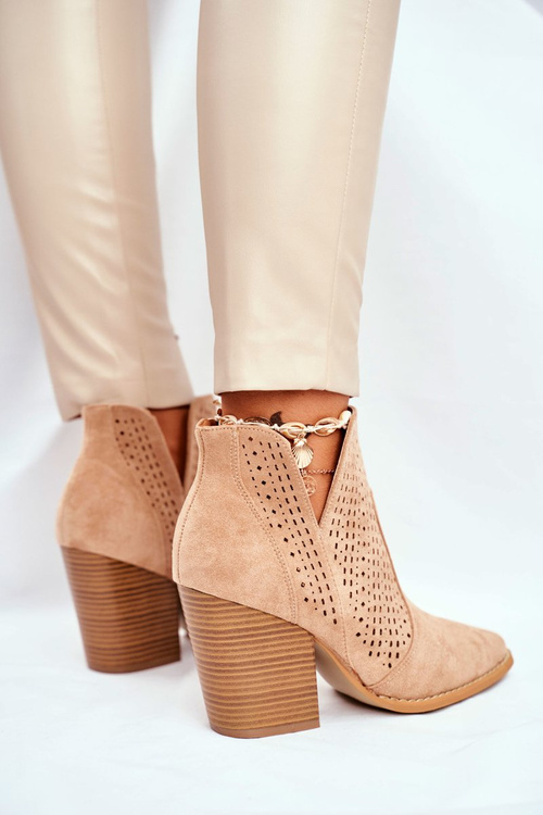 Жіночі чоботи на шпильці замшеві ажурні бежевих відтінків