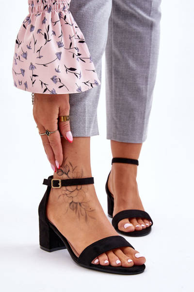 Чорні замшеві босоніжки Quincy на низькому каблуці