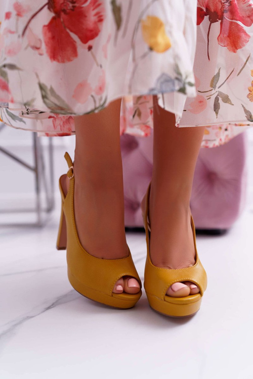 Жіночі босоніжки на підборах на платформі жовті Lorajn