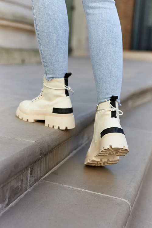 Чоботи жіночі світло-бежеві Larina