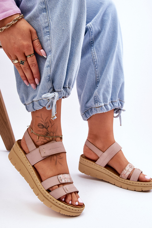 Жіночі шкіряні босоніжки на липучці рожевого свіжого кольору