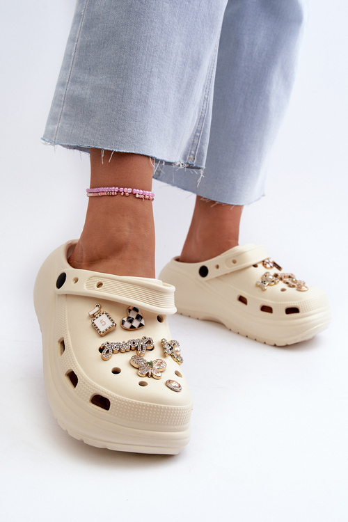 Жіночі легкі пінопластові босоніжки на товстій підошві з декоративними шпильками бежевого кольору Effiora