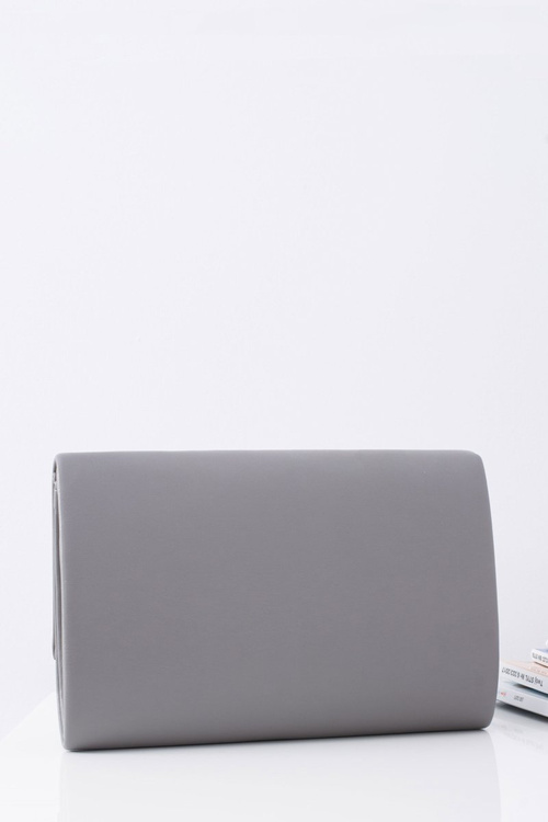 Жіночий ламінований клатч на золотому ланцюжку сірого кольору