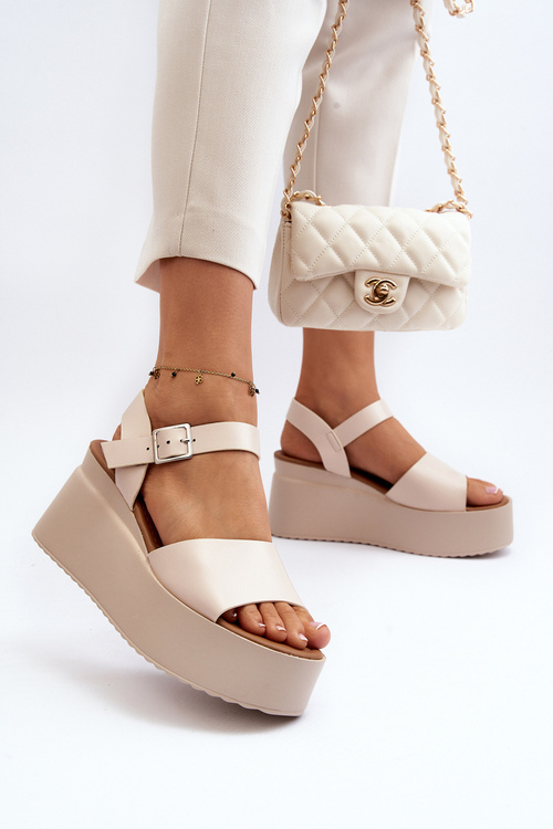 Жіночі босоніжки на танкетці бежевого кольору Geferia