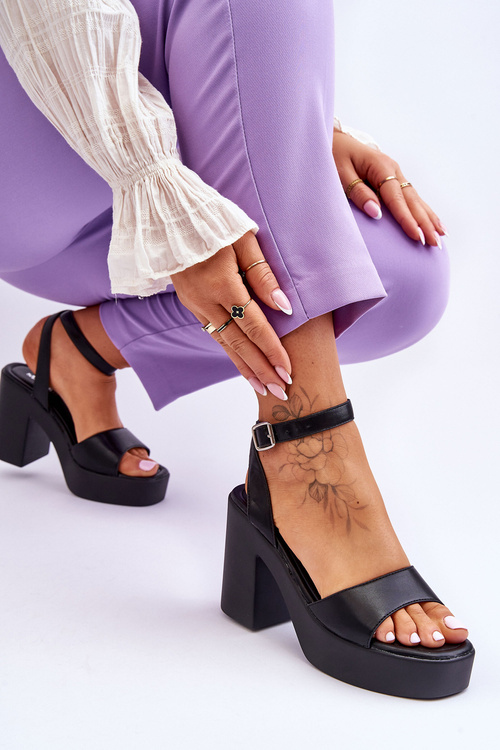 Модні босоніжки на масивному каблуці чорного кольору Karmine