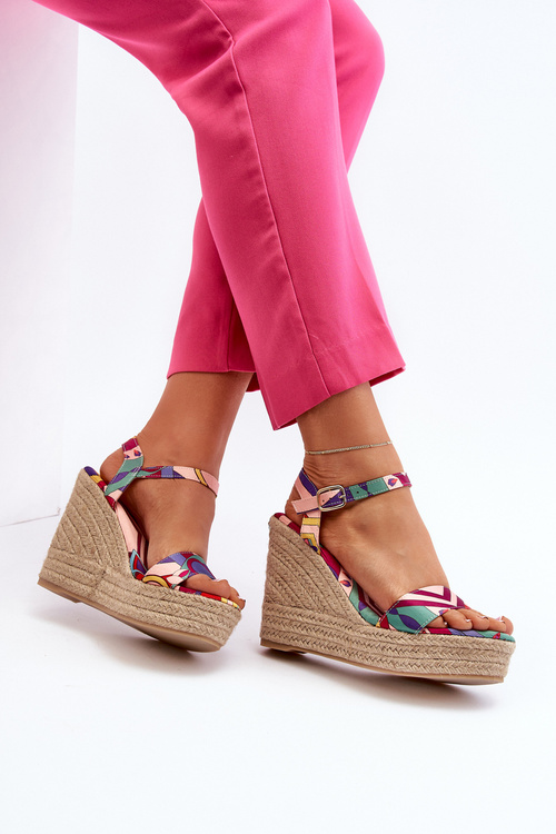 Босоніжки на танкетці з малюнком і різнокольоровою плетеною аніхазрою