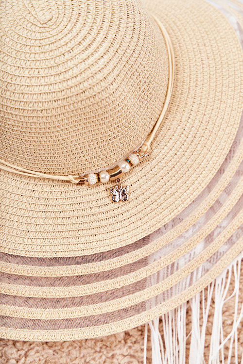 Шапка жіноча з декоративним поясом Бежева Carra