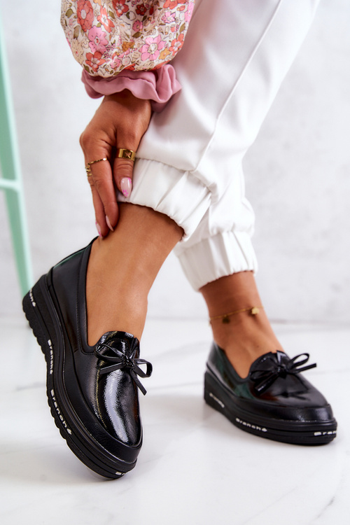 Жіночі лаковані лофери на танкетці чорні з оборками