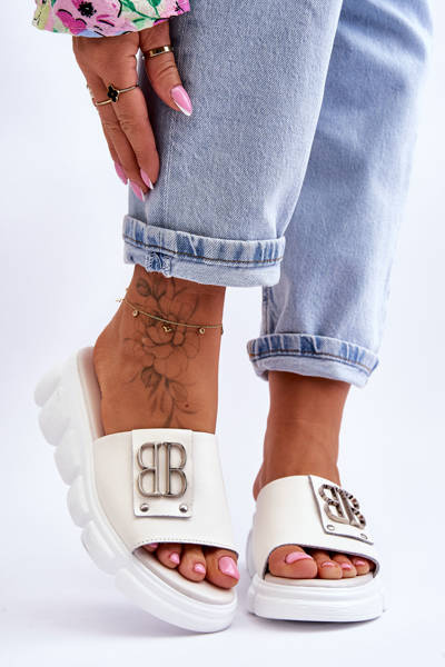 Жіночі шкіряні тапочки на платформі з декором Монро бежеві