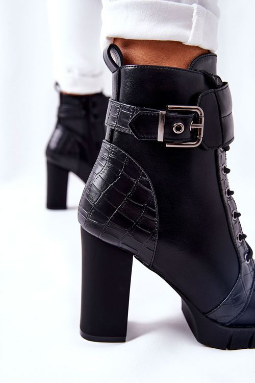 Чорні високі чоботи на шпильці