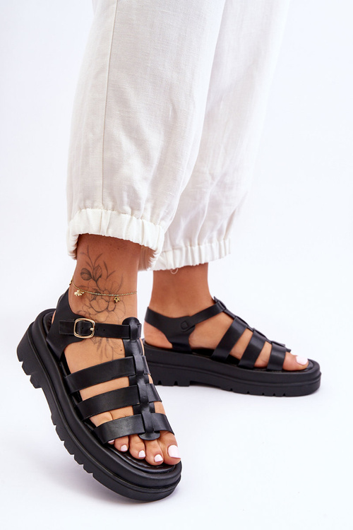 Шкіряні босоніжки зі смугами чорного кольору