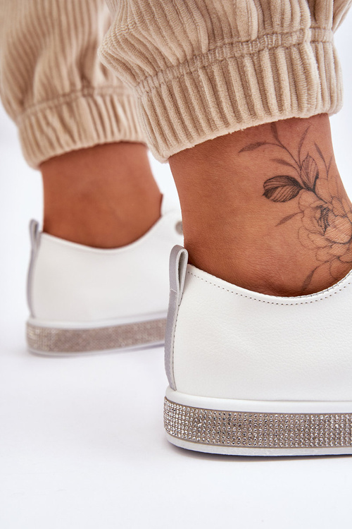 Жіночі низькі кросівки з форсунками біло-сріблясті Demira