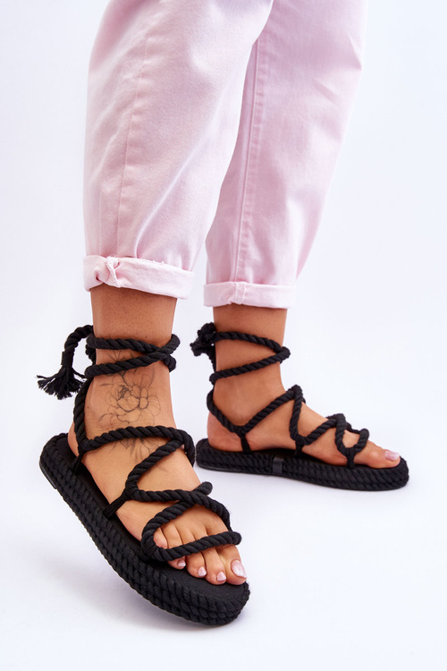 Чорні босоніжки на масивній платформі