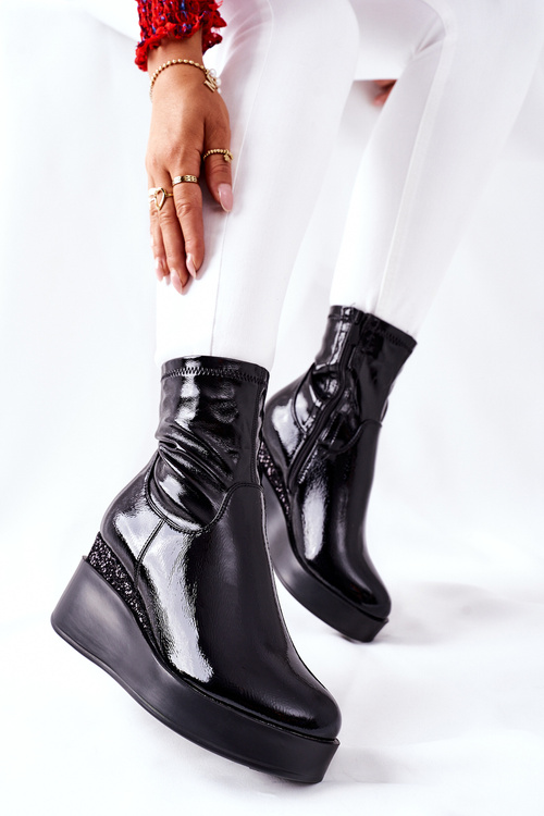 Жіночі чоботи на танкетці лаковані Black Therapie