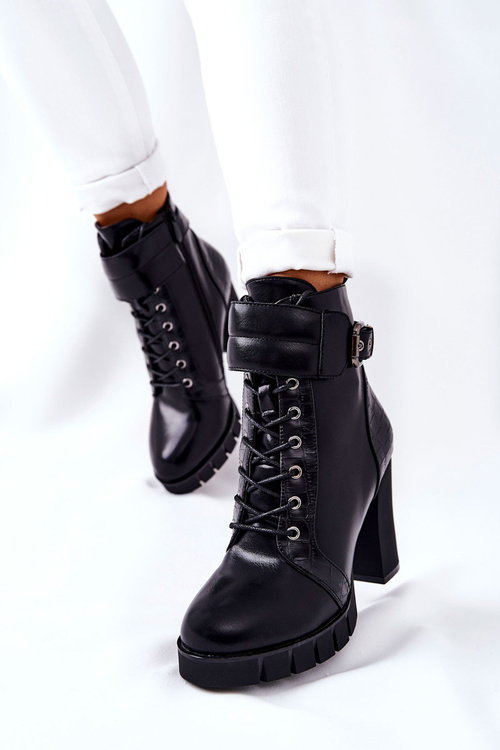 Чорні високі чоботи на шпильці