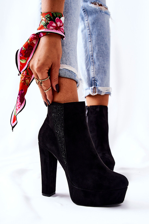 Чорні замшеві чоботи на високому каблуці