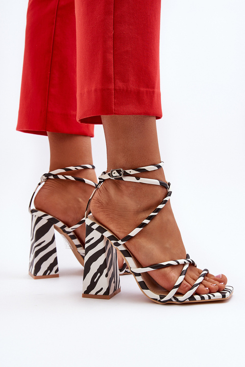 Модні чорно-білі босоніжки Josette на високих підборах