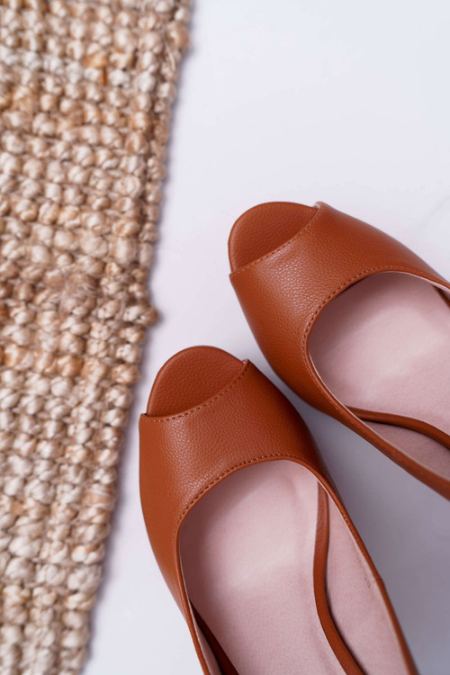 Жіночі босоніжки на підборах на платформі Camel Lorajn