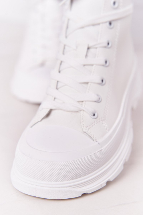 Жіночі шкіряні кросівки на масивній підошві білого кольору Trissy