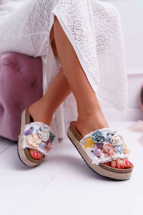 Жіночі шльопанці з квітами на товстій підошві білі Amadeo