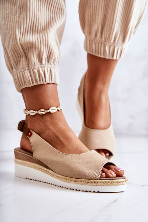 Жіночі босоніжки на танкетці Big Star JJ276049 Бежеві