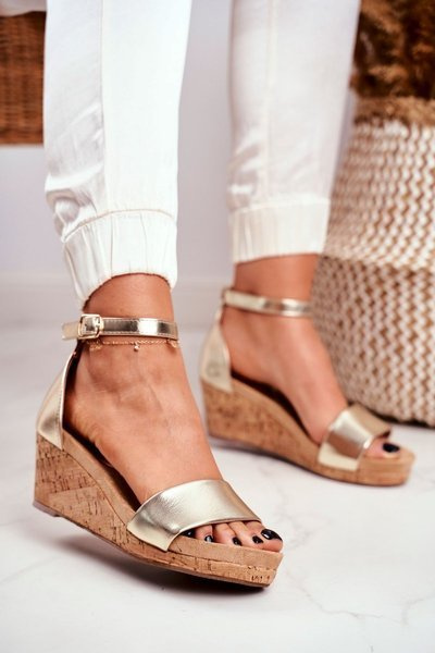 Жіночі босоніжки на танкетці золоті MarryMe