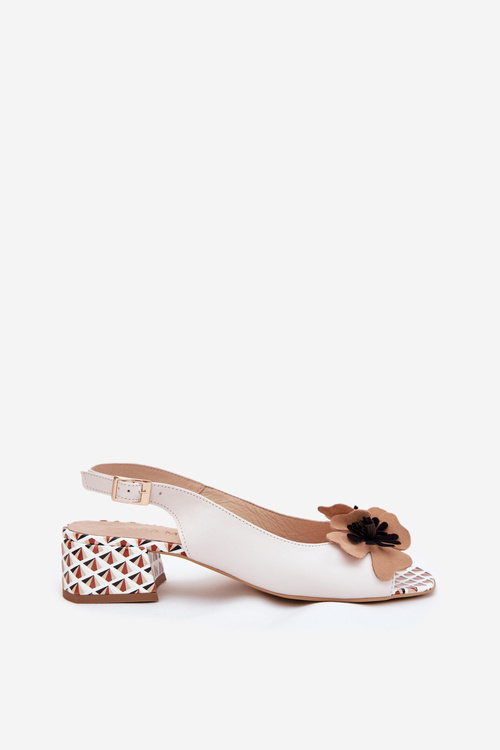 Шкіряні жіночі сандалі на блоці з декоративною квіткою Лаура Мессі 2973 білі