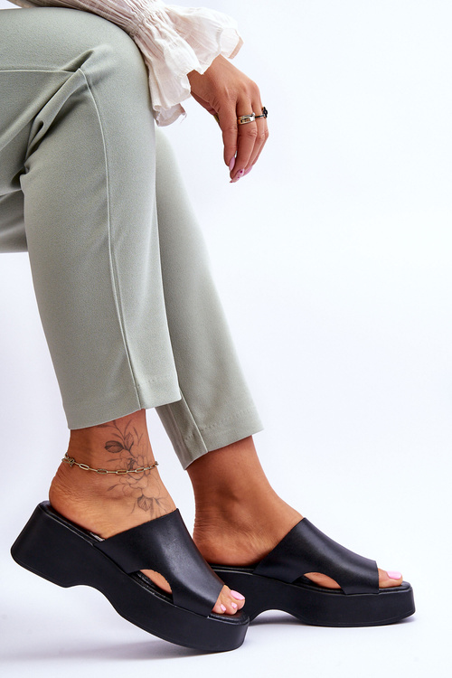 Жіночі шкіряні босоніжки на платформі Lucami чорного кольору