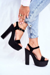 Високі чорні босоніжки на високих підборах і високі туфлі на платформі