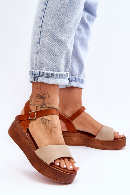 Зручні шкіряні босоніжки на танкетці бежево-коричневого кольору Tifena