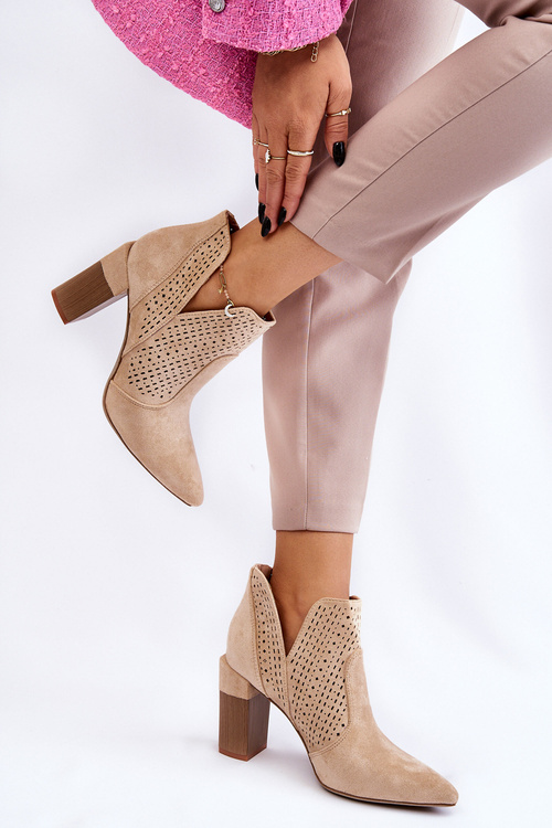 Модні замшеві ажурні чоботи на підборах світло-бежевого кольору Genevi