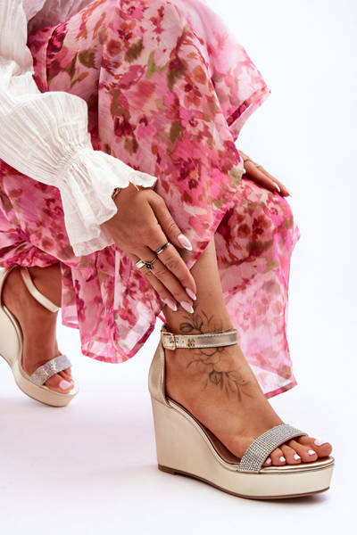 Модні шкіряні босоніжки на танкетці золото Arwen