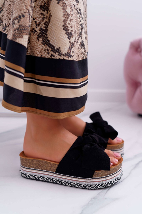 Жіночі шкіряні шльопанці на платформі з ремінцем чорного кольору Chantal