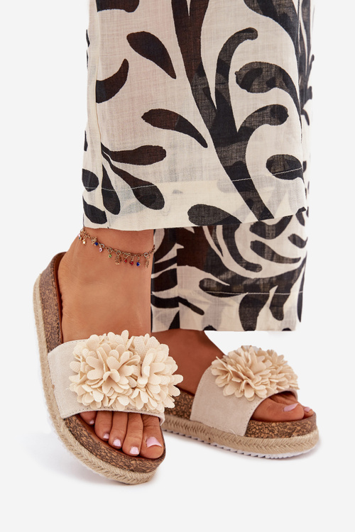 Жіночі сандалі на платформі з декоративними квітами бежеві Tessara