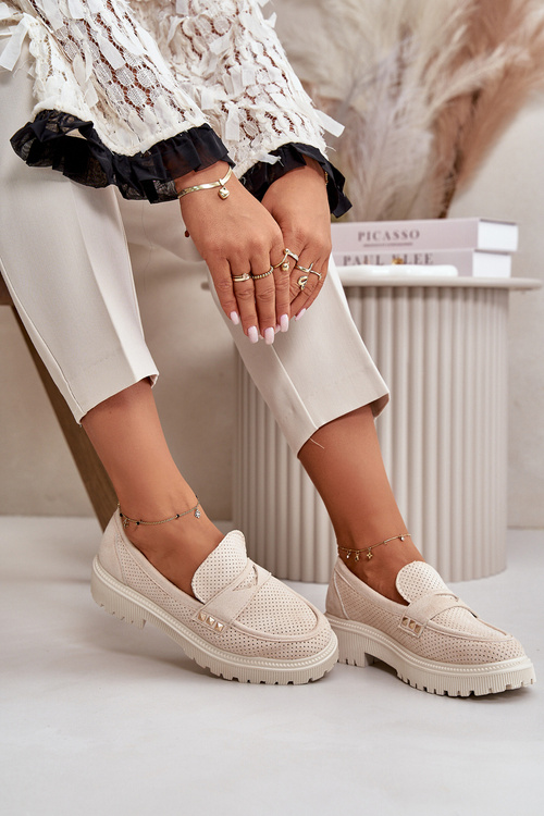 Жіночі лофери з перфорацією світло-бежевого кольору