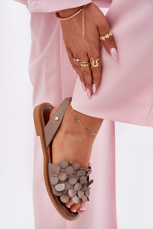 Шкіряні сандалі на плоскому каблуці темно-бежеві Zazoo 40425