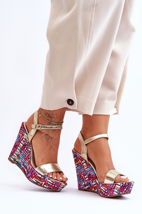 Жіночі босоніжки на кольоровій танкетці золоті Malibu