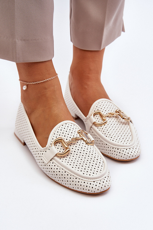 Жіночі мокасини на плоскій підошві з прикрасами білого кольору Iluvana