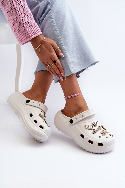 Жіночі легкі поролонові шльопанці на товстій підошві та декоративних шпильках білого кольору Effiora