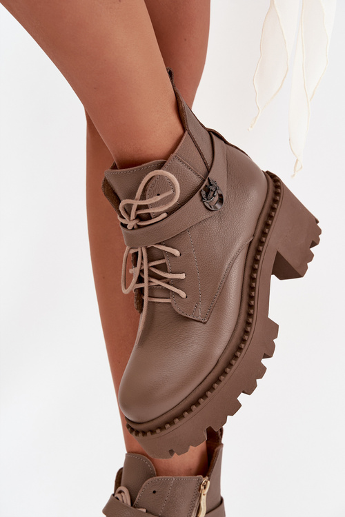 Шкіряні жіночі ботильйони на каблуці з оздоблювальним ремінцем з підкладкою Zazoo 60557 темно-бежеві