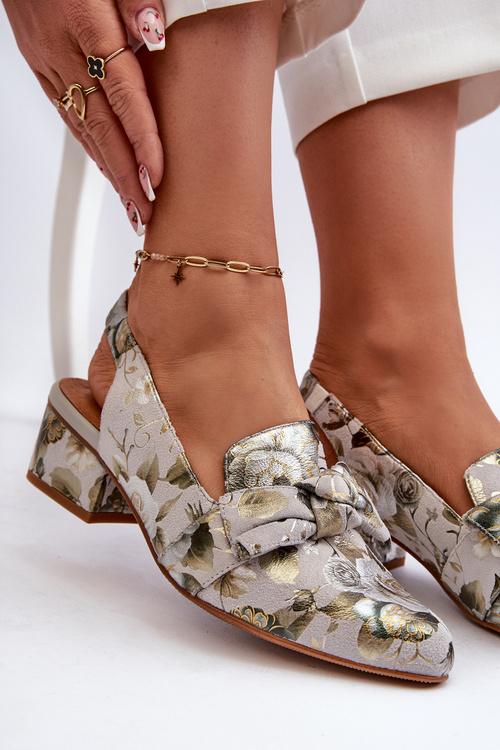 Жіночі шкіряні босоніжки на низькому каблуці в квіти Maciejka N6539-38 Зелений