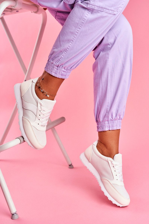 Спортивне жіноче взуття білого кольору