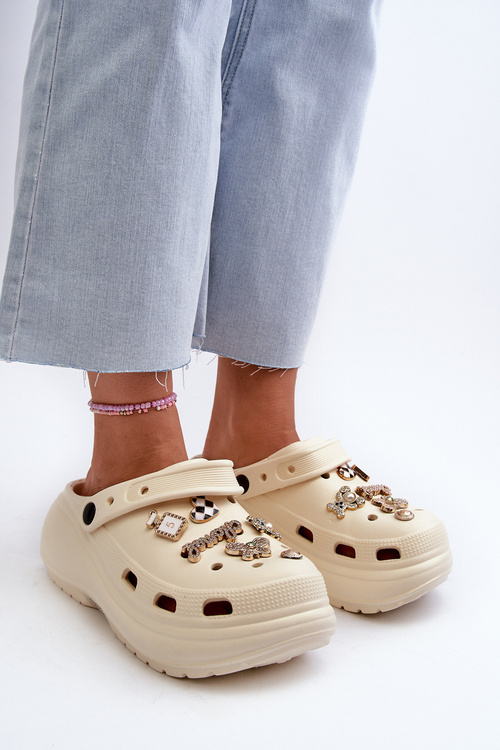 Жіночі легкі пінопластові босоніжки на товстій підошві з декоративними шпильками бежевого кольору Effiora