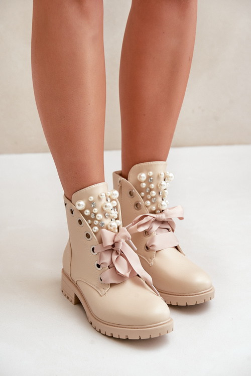 Бежеві чоботи з перлами, стразами та стрічкою Nudago