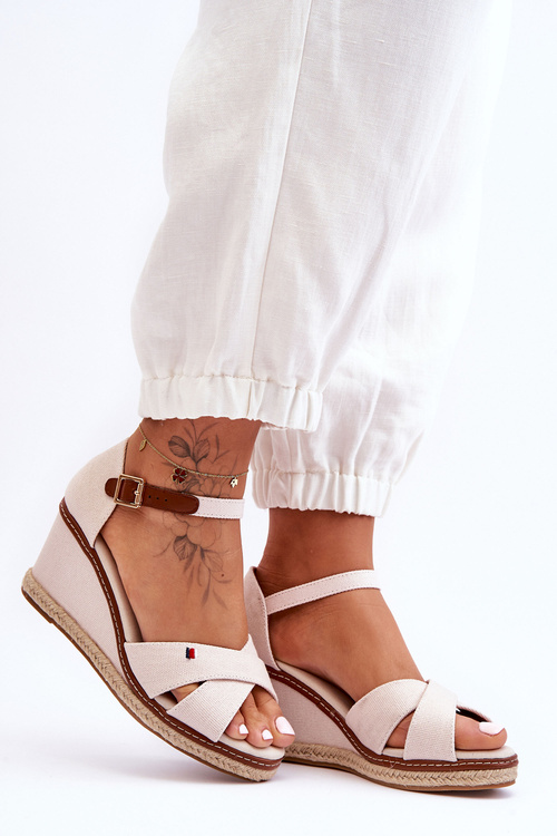 Жіночі босоніжки на танкетці світло-бежевого кольору Жанет