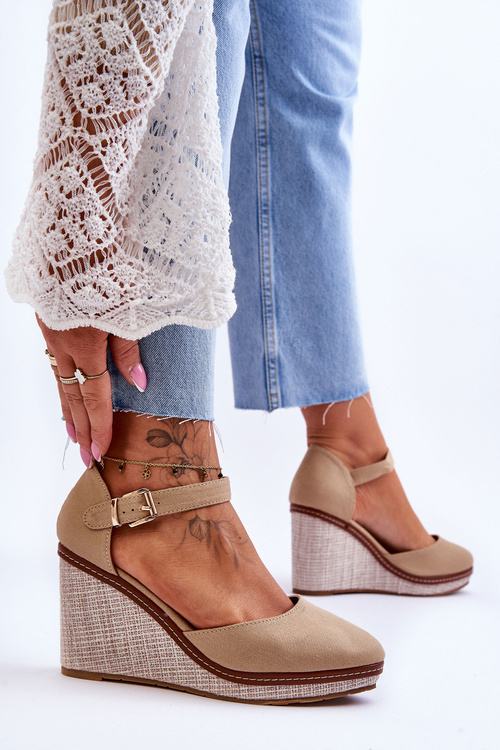 Жіночі класичні босоніжки на танкетці темно-бежевого кольору Malani